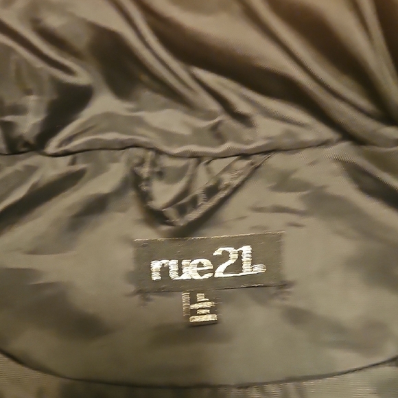 Black Quilted Puffer Vest - Picture 3 of 4